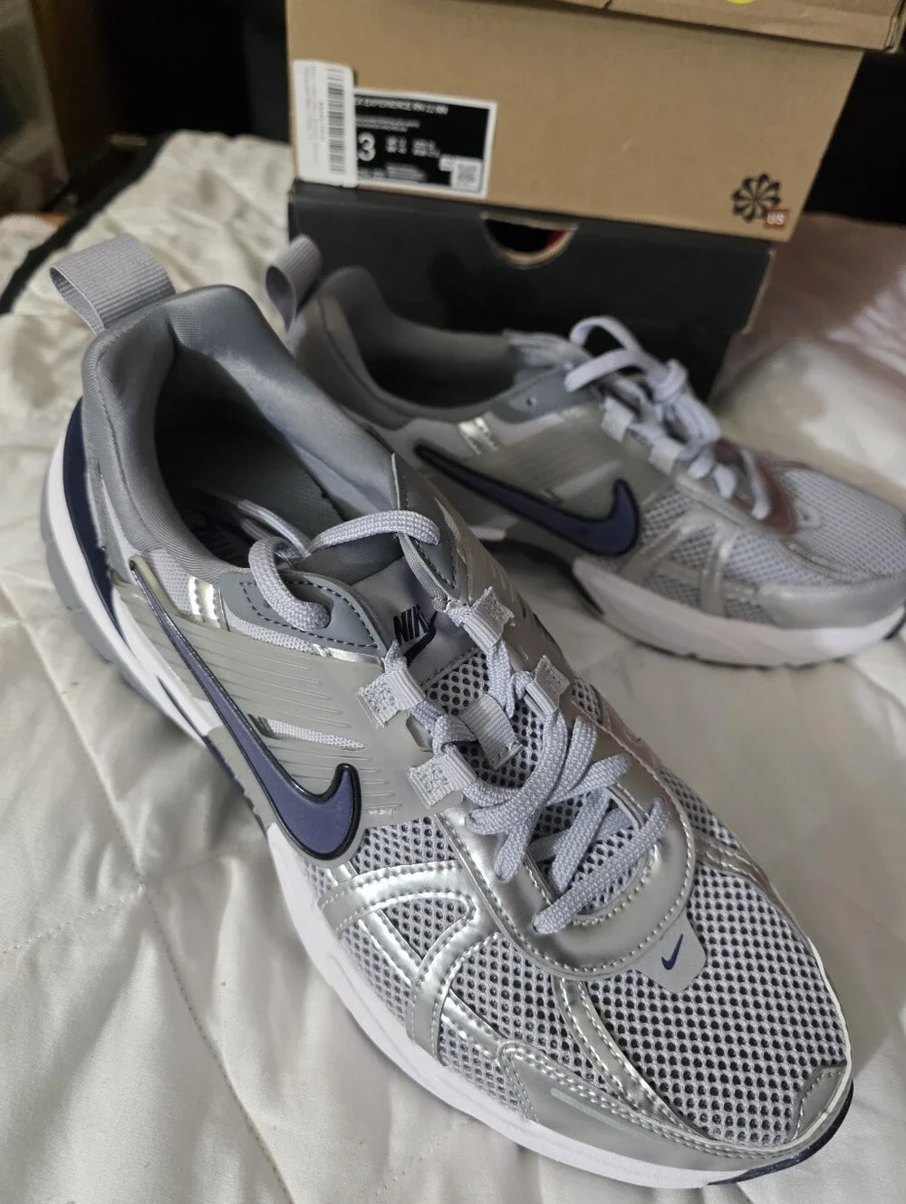 Nike V2K Run  Men’s Silver and Navy Mesh Running Sneakers Size 10.5m.